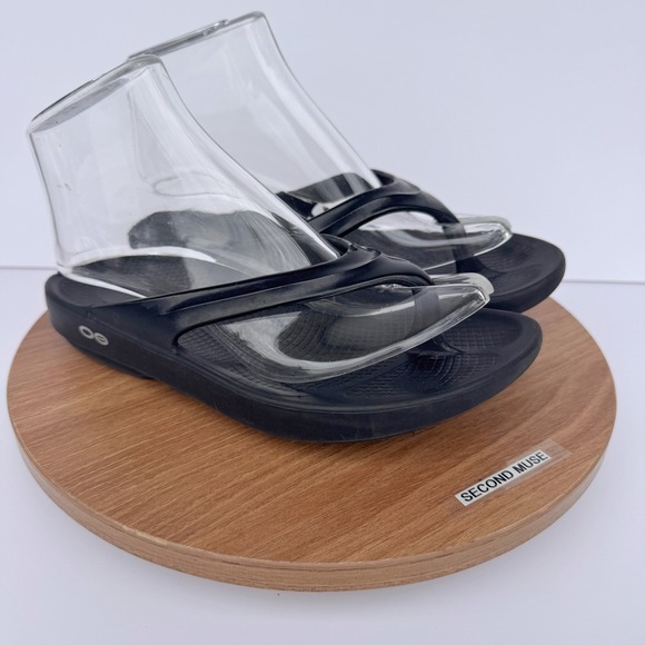 OOFOS Ooahh Black Thong Sandals Womens Size W6 EU 37 Comfort Recovery - Picture 1 of 8